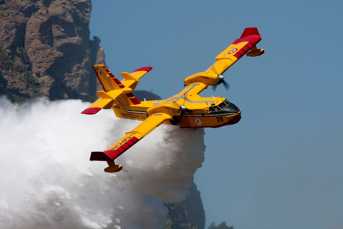 Super scooper plane